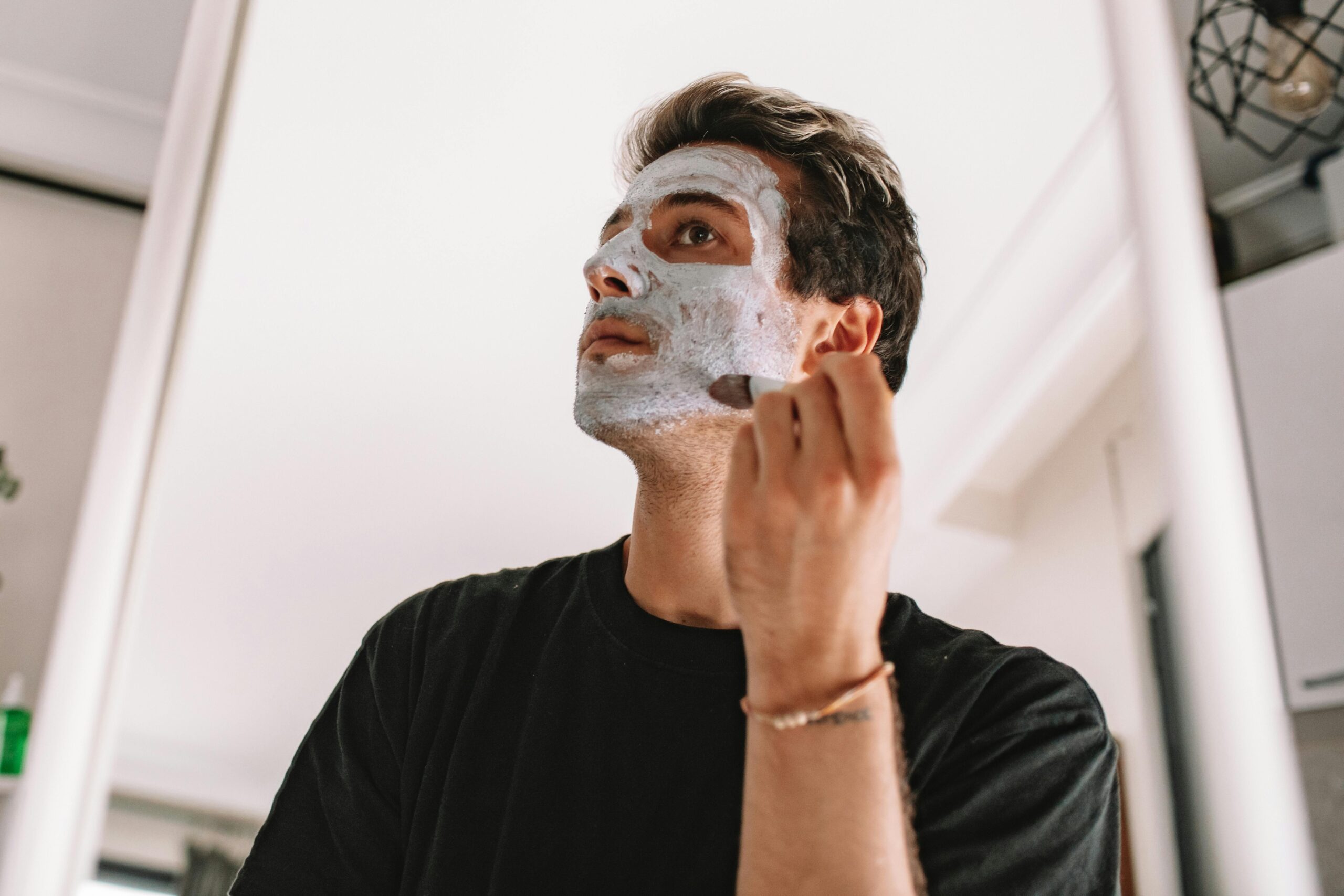 Mann bei seiner Morgenroutine – Routine als Freiheit