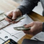 Mann plant sein Budget nach der 50-30-20 Regel — angepasst an die eigene Situation