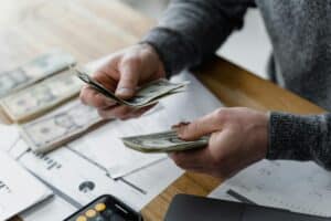 Mann plant sein Budget nach der 50-30-20 Regel — angepasst an die eigene Situation