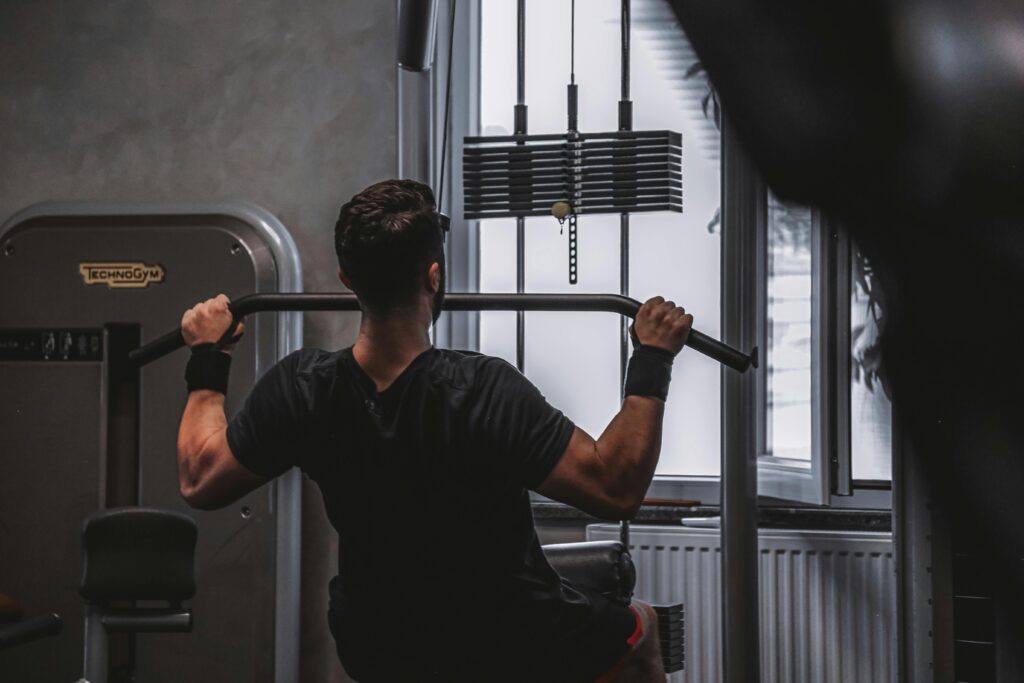 Klassische Krafttraining-Übungen für Männer ab 40 — Bankdrücken und Kniebeugen