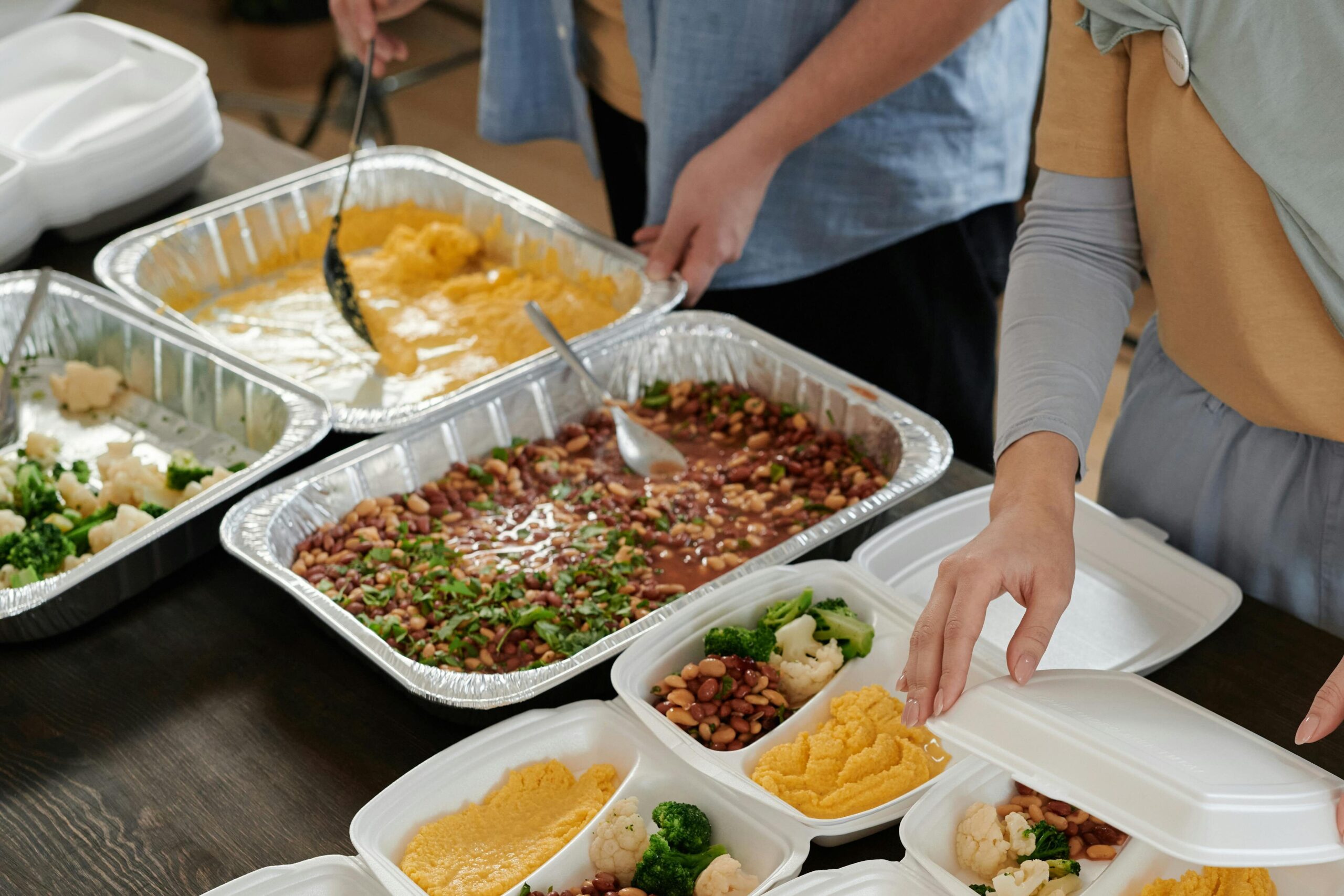 Mann bereitet Meal Prep für die ganze Woche vor — Kochen am Wochenende