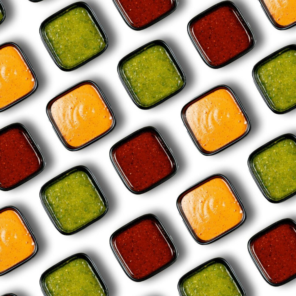Verschiedene Sossen und Gewürze für abwechslungsreiches Meal Prep