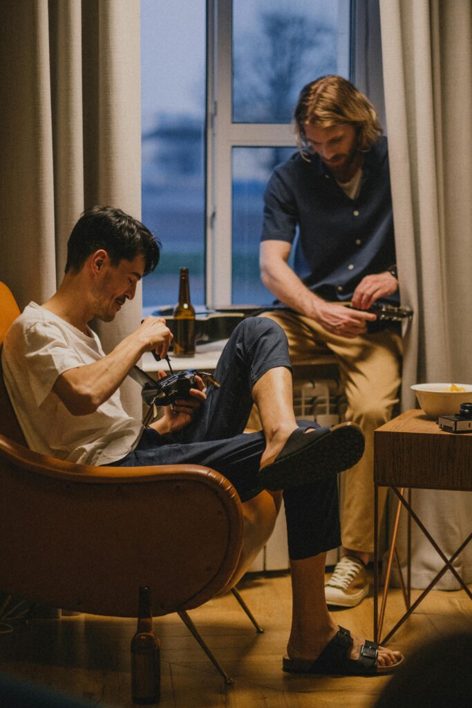 Mann verbringt den Abend aktiv statt vor dem Fernseher