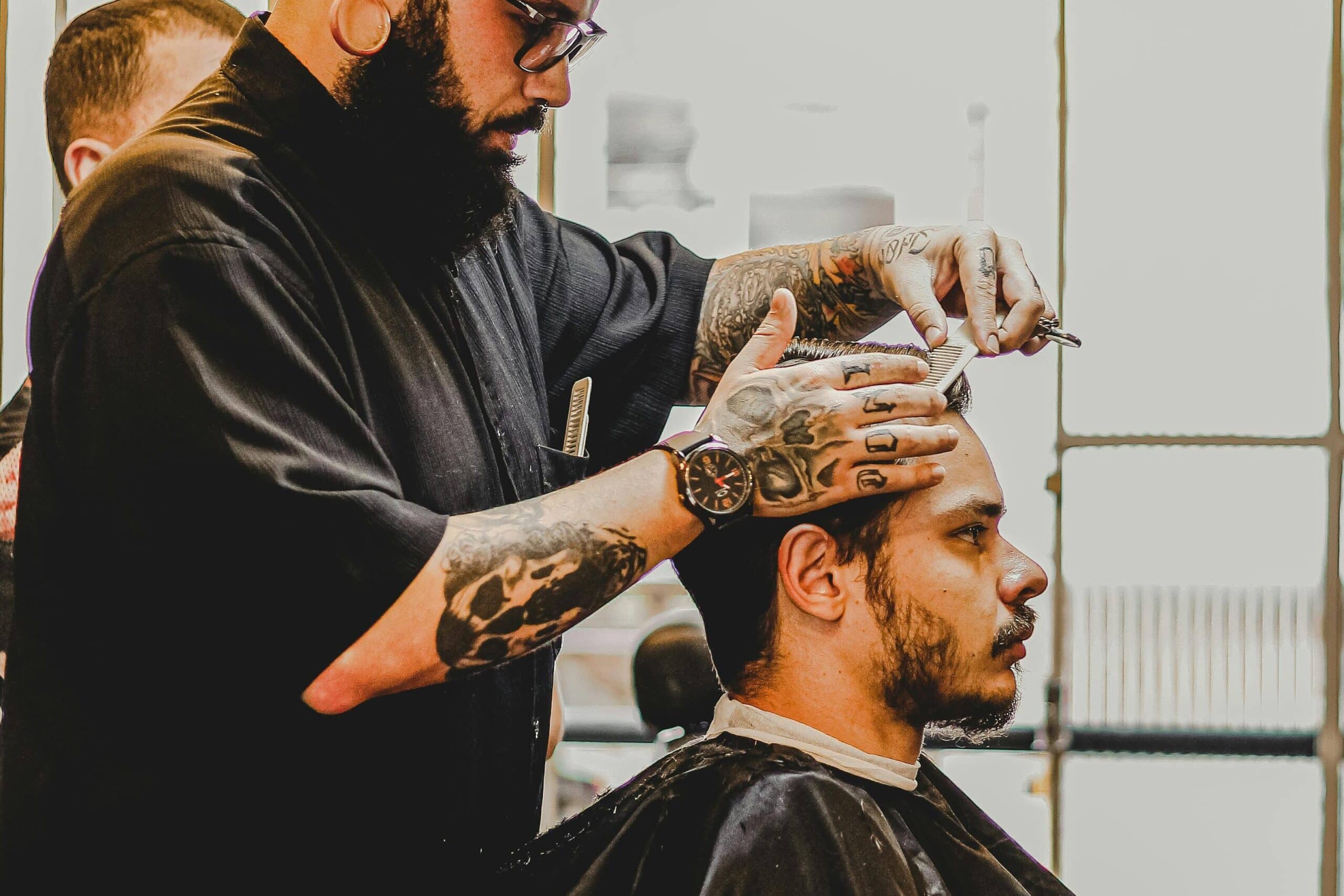 Mann beim Barbier — richtiger Haarschnitt und Bartpflege ab 40