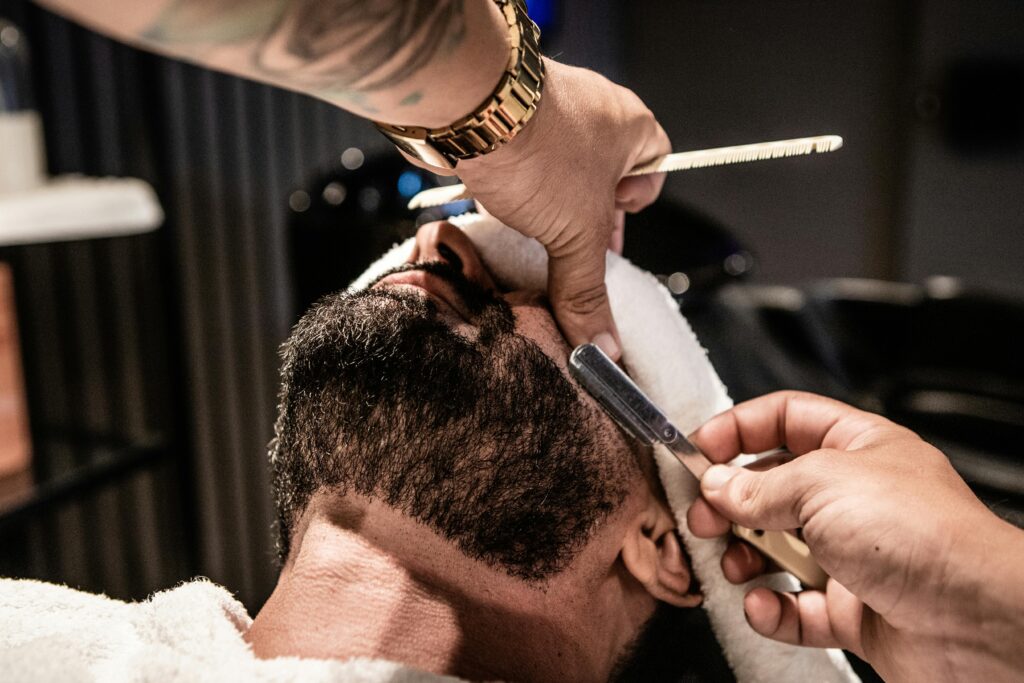  Barbier Konturenpflege für Männer ab 40 — professionell und selbst kombiniert