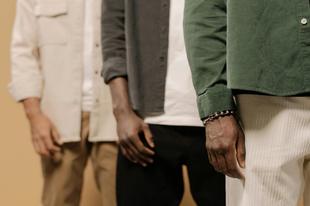 Männer Basics ab 40 — einfarbige Shirts, Sneaker, schlichtes Outfit