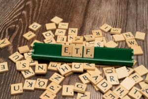 Mann sitzt am Laptop und beschäftigt sich mit ETF-Investitionen