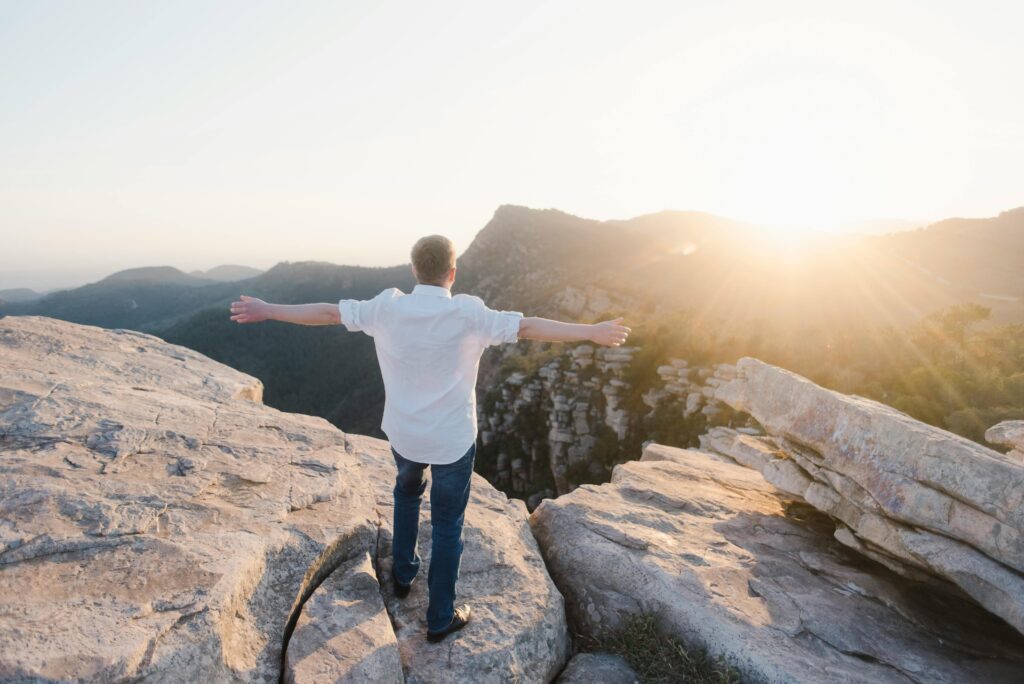 Mann geniesst Freiheit nach Mindset-Veränderung