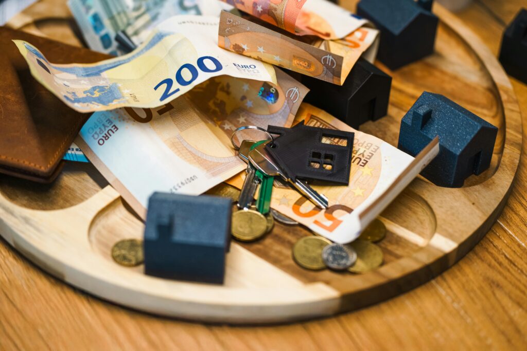 Mann plant seinen Weg zur finanziellen Freiheit mit Notizbuch