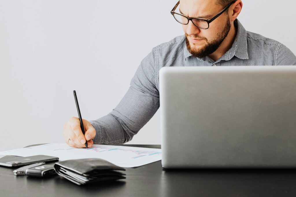 Mann plant seine Finanzen am Laptop