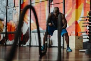 Mann über 40 beim Functional Training — ehrlicher Vergleich mit Krafttraining