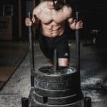 Mann über 40 beim effektiven Ganzkörpertraining — alles in einer Einheit