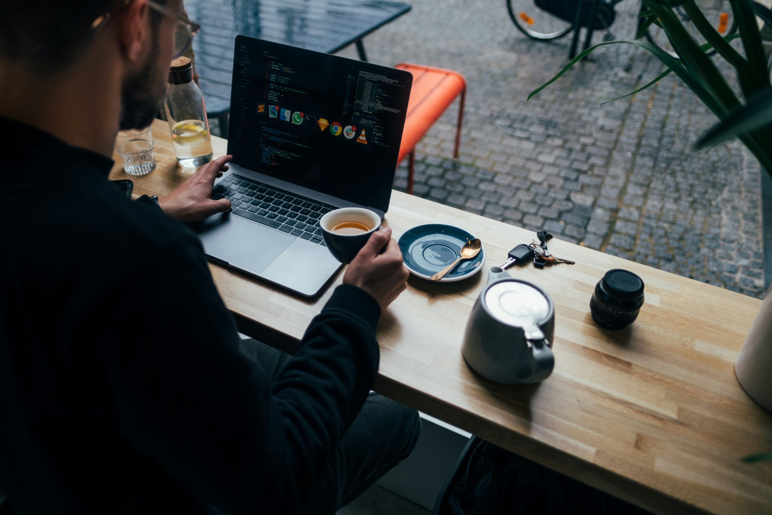Mann am Laptop beim Arbeiten an seiner finanziellen Freiheit