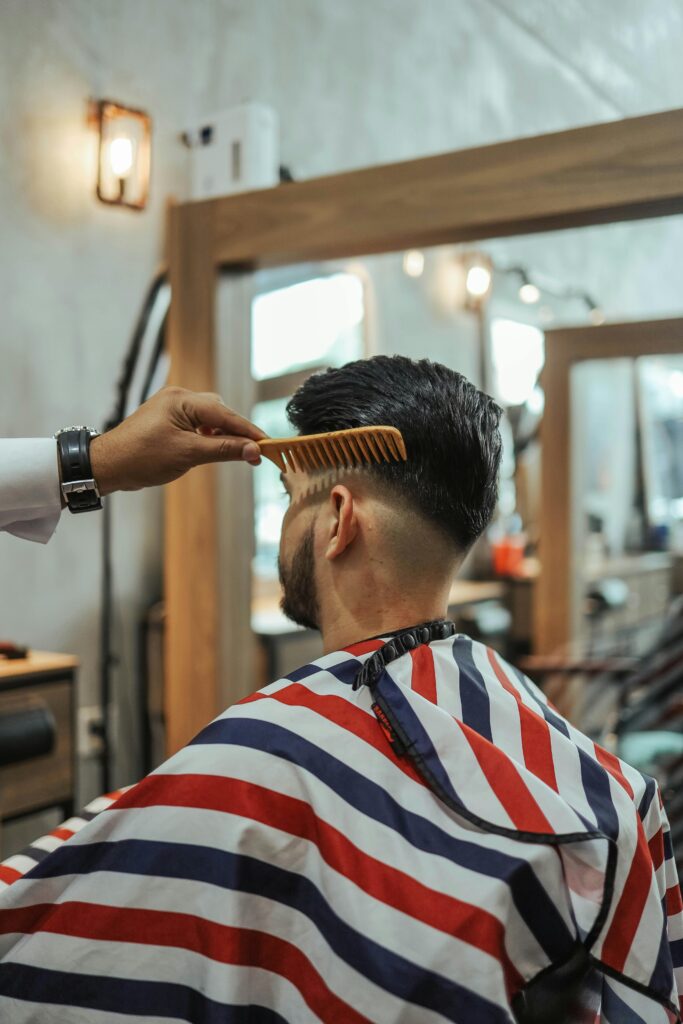 Mann beim Friseur für gepflegten Look