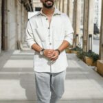 Stilvoller Mann über 40 in schlichtem, urbanem Outfit mit Nike Sneakern