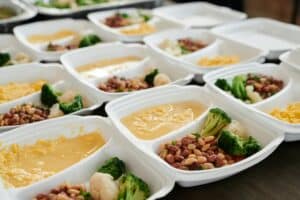 Meal Prep für die ganze Woche — vorbereitete Mahlzeiten in Boxen