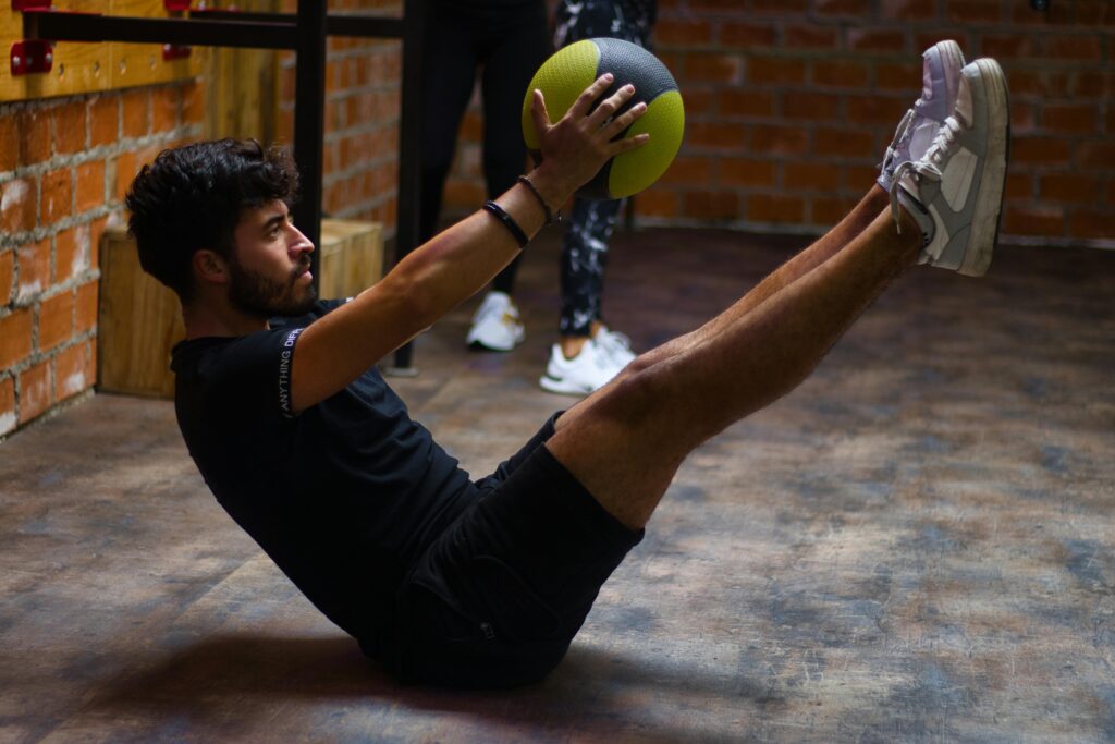 Mann beim Mobility-Training und Dehnen vor dem Sport
