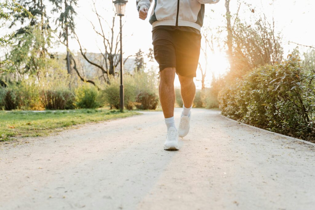 Mann bei der Morgenroutine – Alltag und Training verbinden