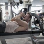Mann über 30 beim Krafttraining mit Langhantel