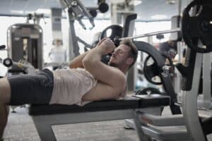 Mann über 30 beim Krafttraining mit Langhantel
