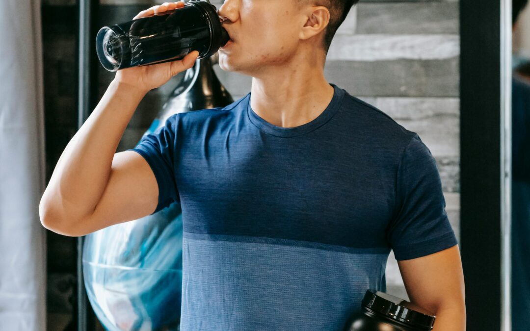 Mann über 30 mit Protein Shake nach dem Training