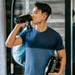 Mann über 30 mit Protein Shake nach dem Training