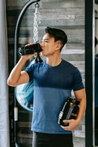 Mann über 30 mit Protein Shake nach dem Training