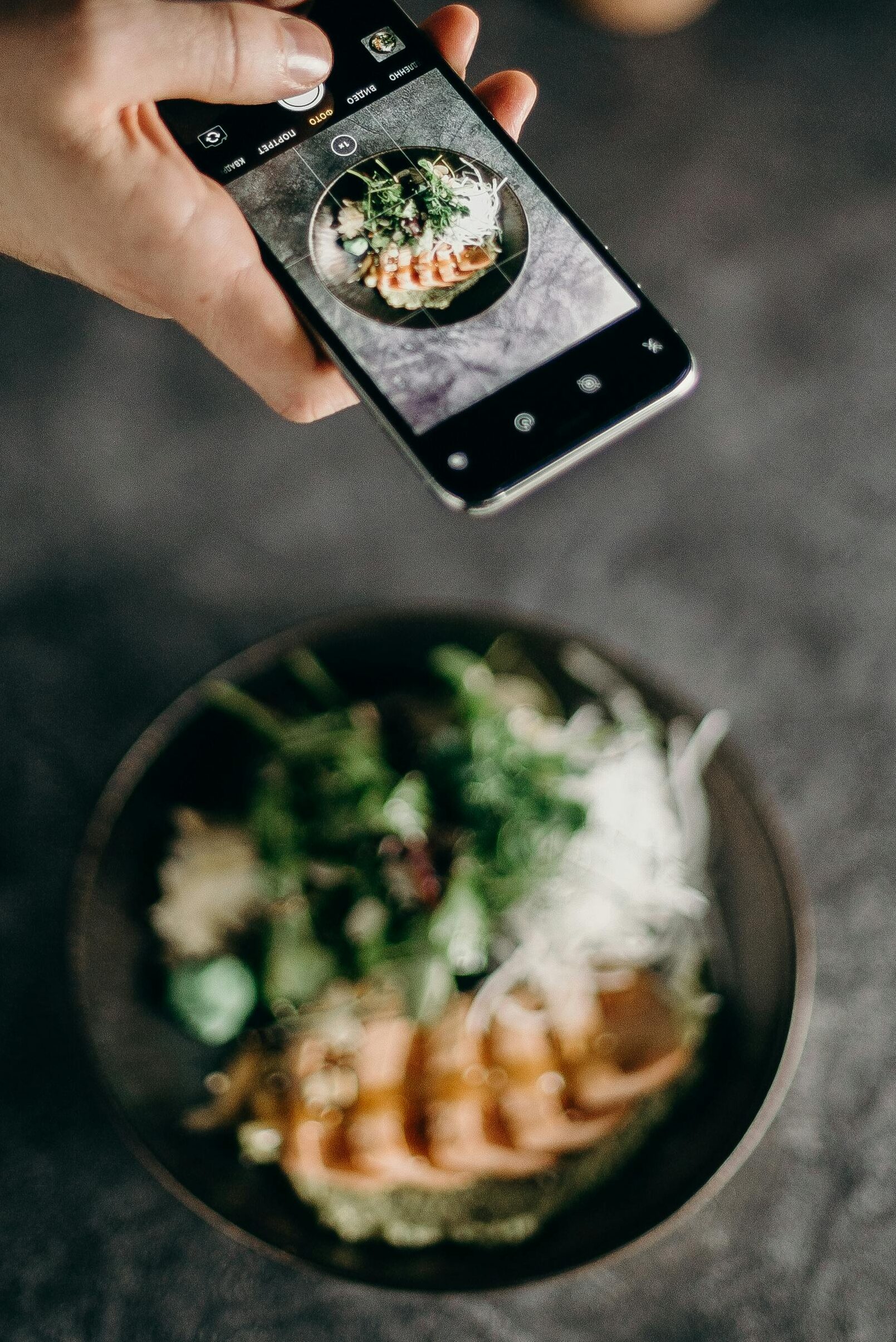 Mann trackt seine Proteinzufuhr in einer Fitness App