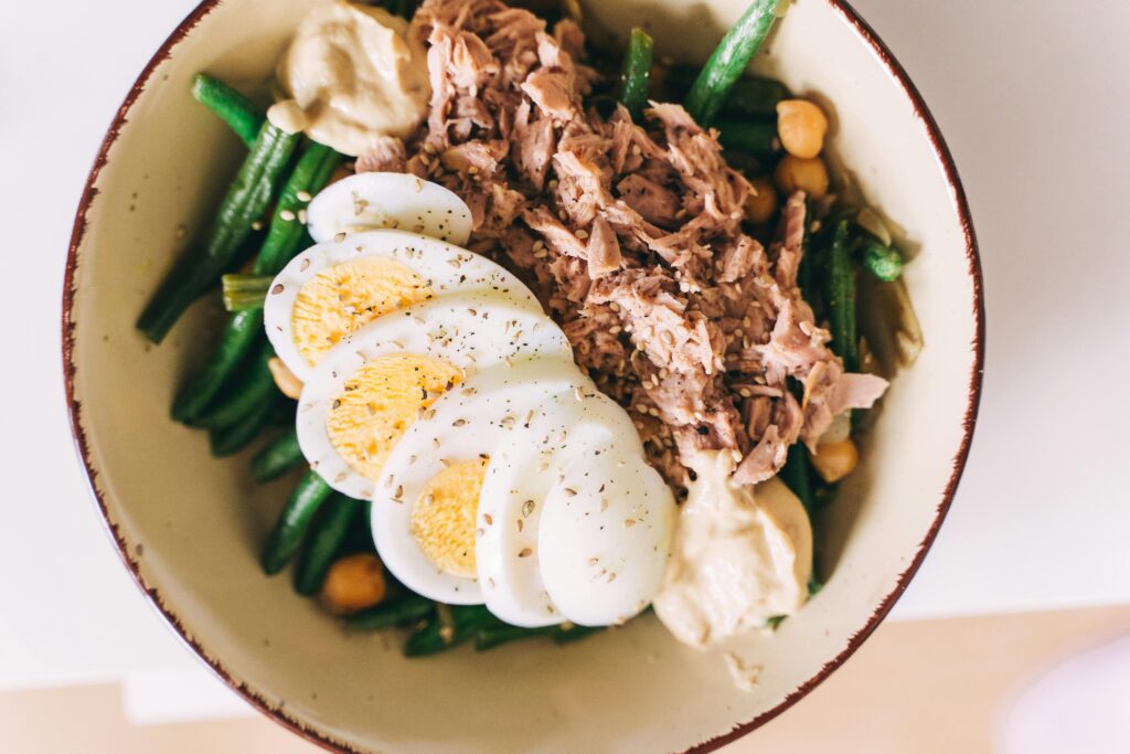 Proteinreiche Mahlzeit mit Fleisch, Ei und Gemüse für Männer ab 30