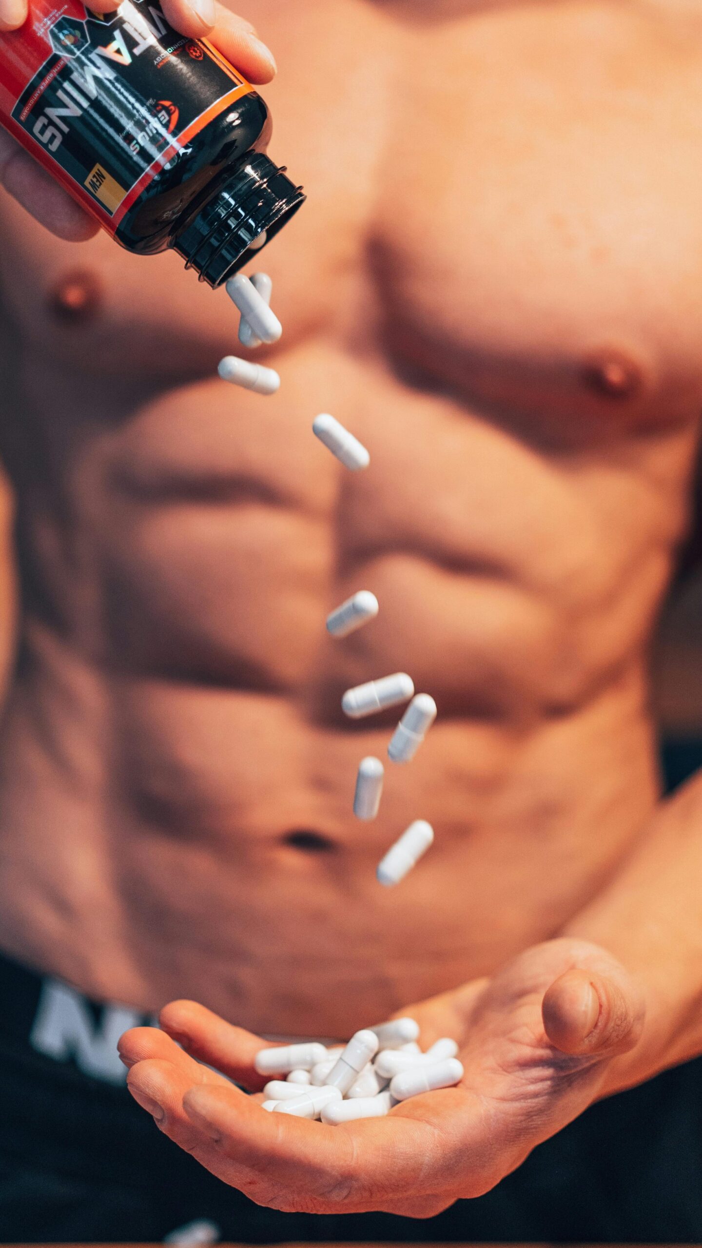 Mann über 40 mit individuellem Trainingsplan und Supplements für Muskelaufbau