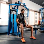 Mann über 40 im Fitnessstudio — Trainingsplan der wirklich funktioniert