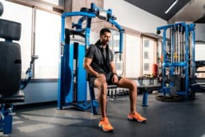 Mann über 40 im Fitnessstudio — Trainingsplan der wirklich funktioniert