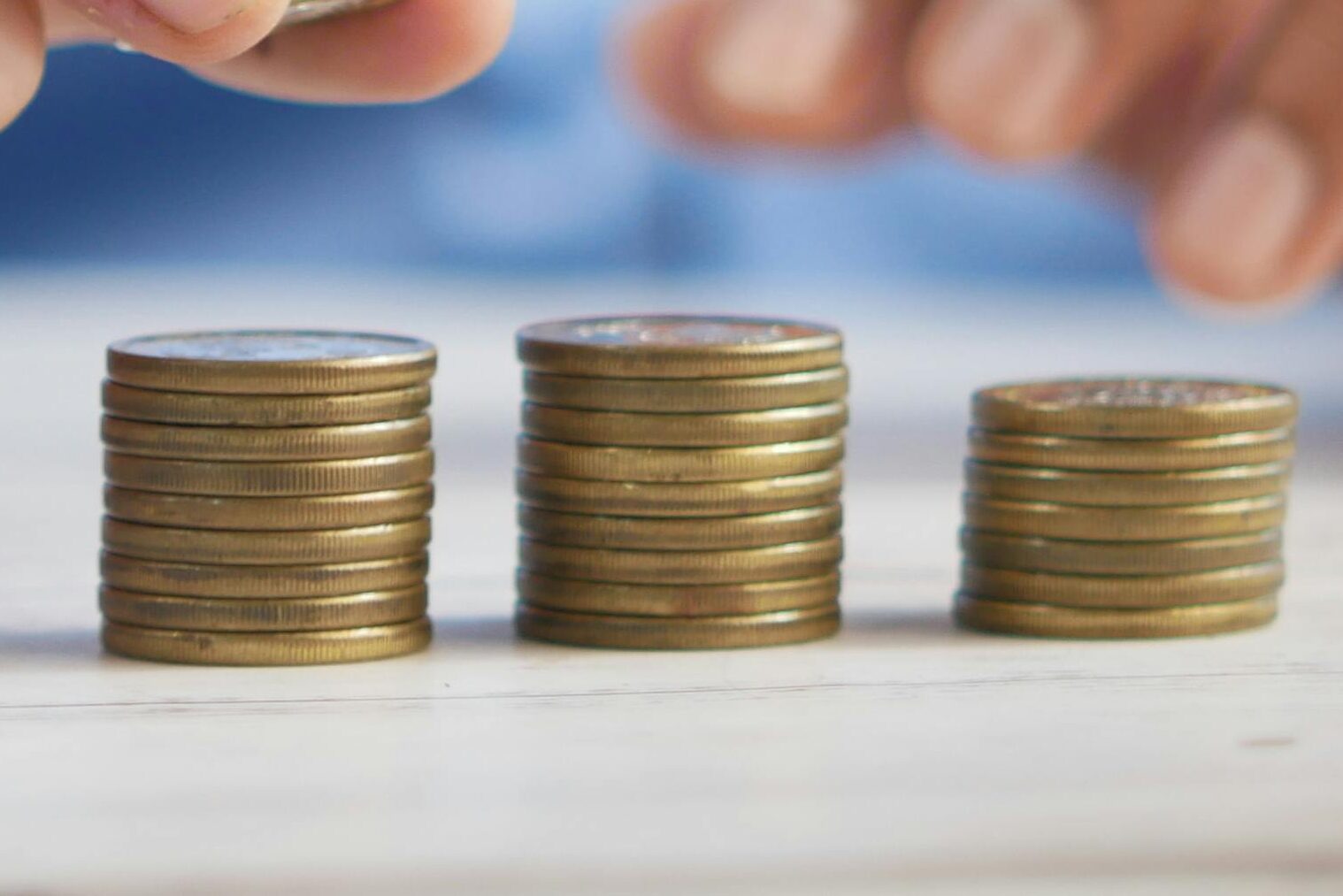 Mann baut Schritt für Schritt Vermögen auf — ehrlicher Finanzplan