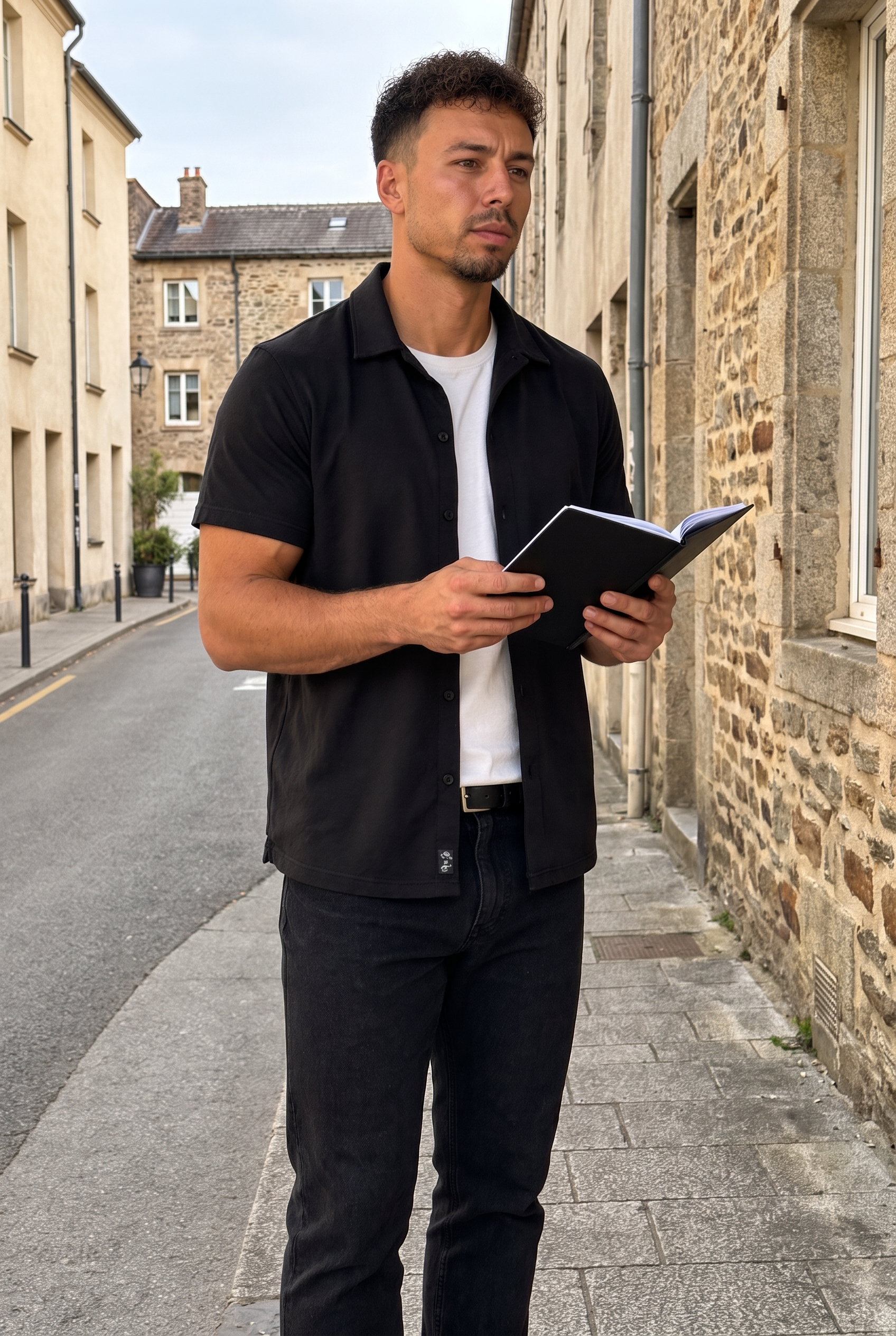 Fabian Waizenhöfer mit Trainingstagebuch in der Hand