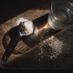 Fibermaxxing was bringt es wirklich: Flohsamenschalen und Haferkleie auf dunklem Holztisch