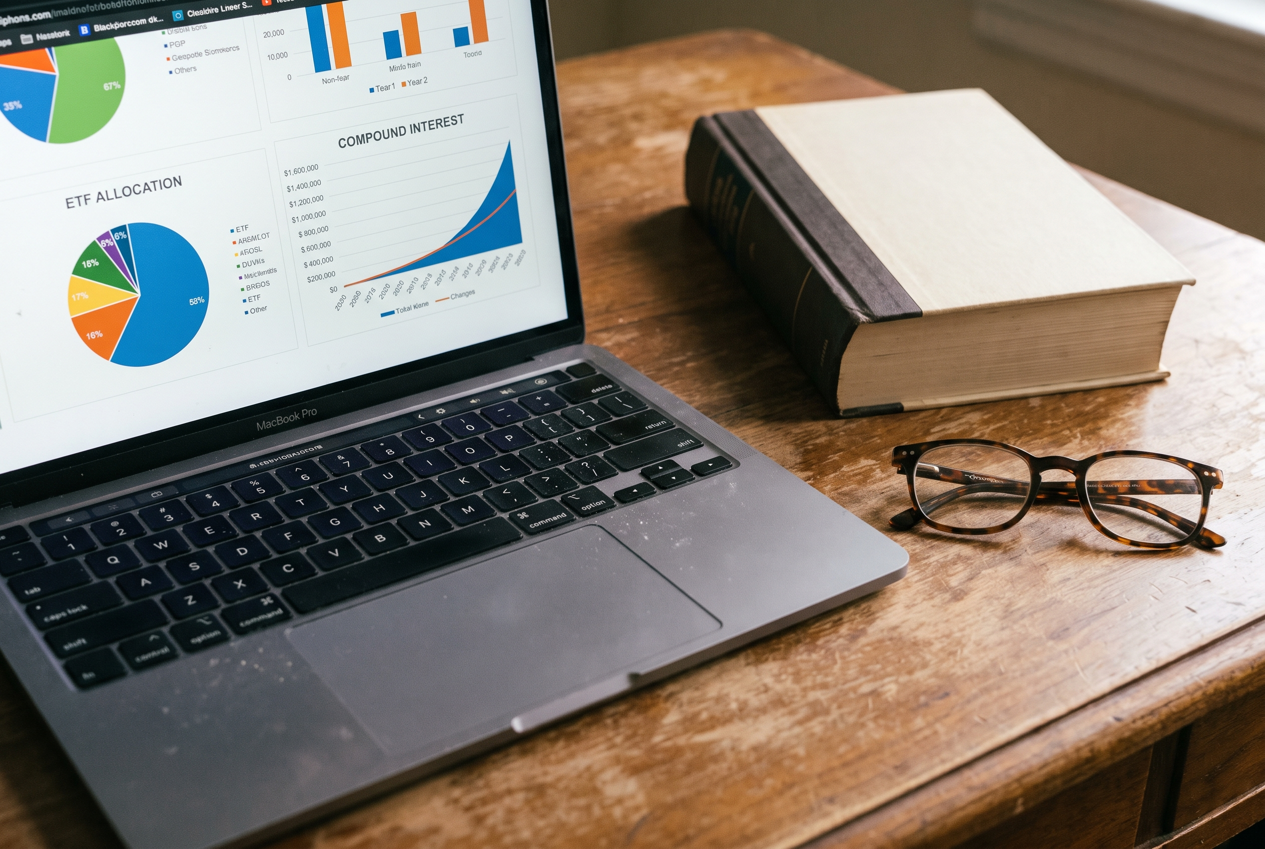 Automatisch investieren – Laptop mit ETF-Portfolio und Zinseszins-Kurve auf Schreibtisch
