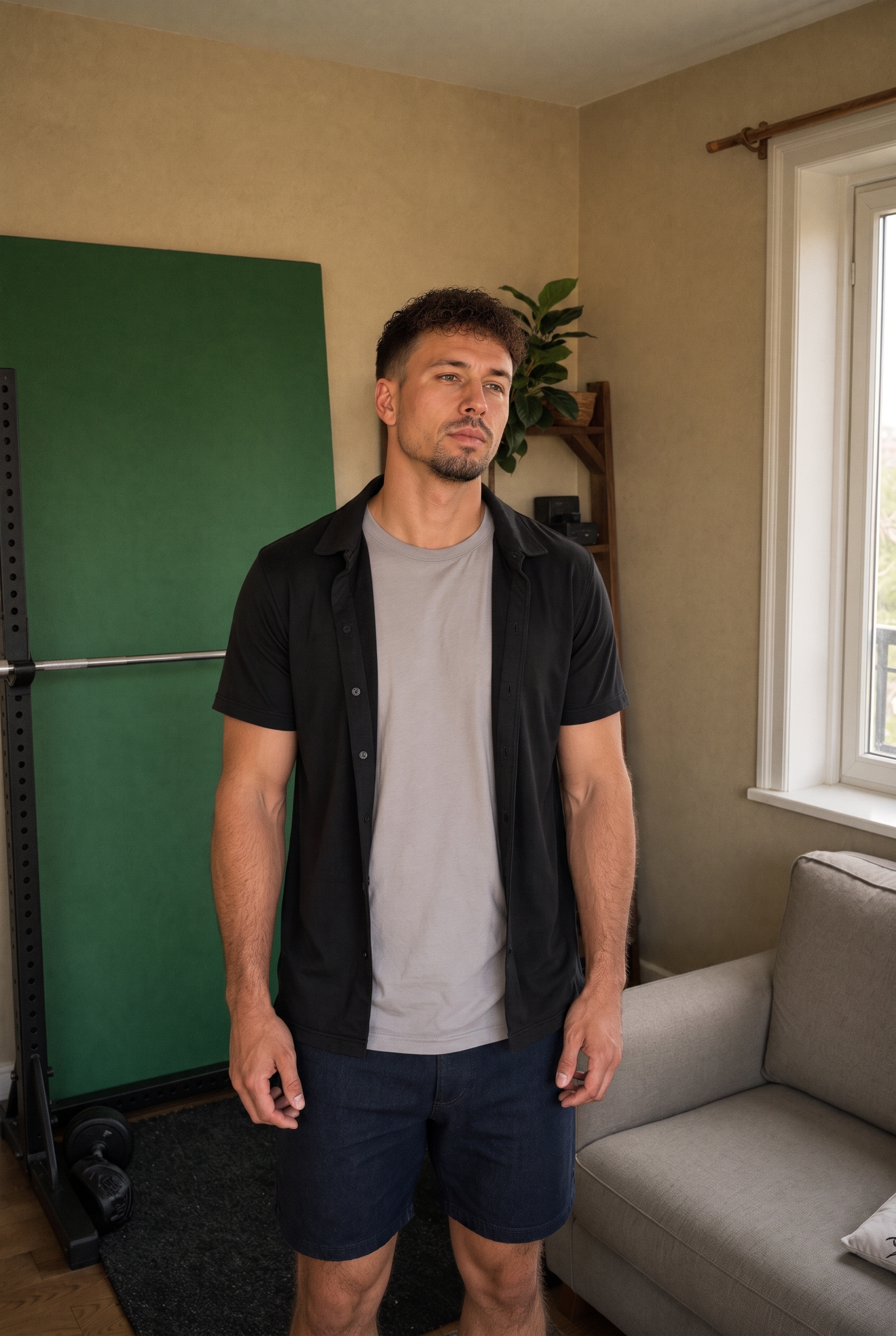 Fabian Waizenhöfer in seinem Home-Gym — Alltag als Functional Trainer und Filialleiter in Graubünden