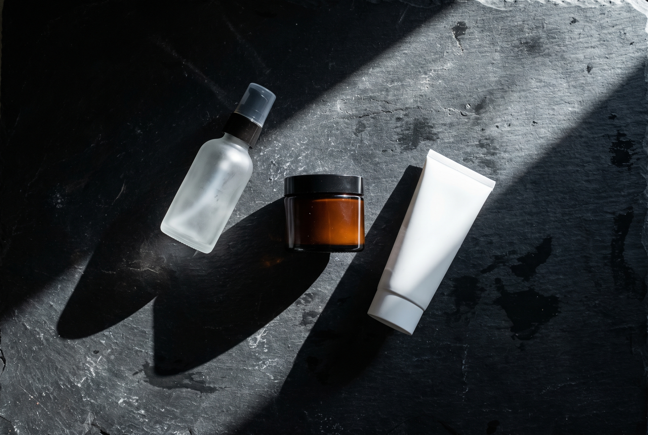 Minimalistische Männer Hautpflege ab 40 Setup mit duftstofffreien Produkten auf Waschbecken
