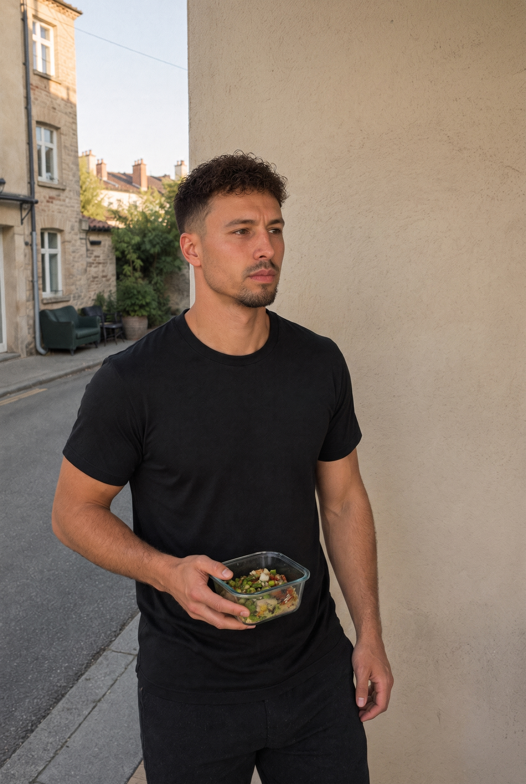 Fabian Waizenhöfer mit Meal Prep Box in der Küche
