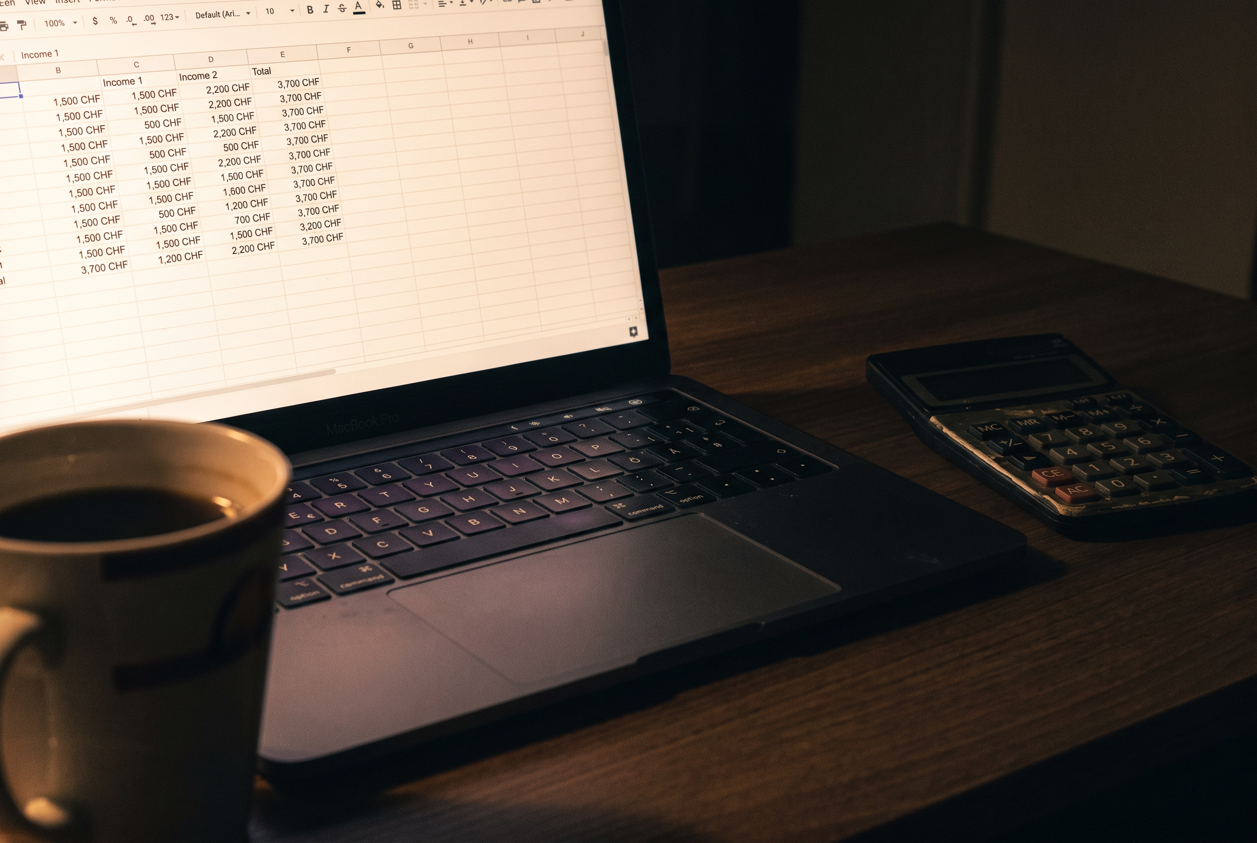 Laptop mit Tabelle für passive Einkommensströme und Franken-Beträge